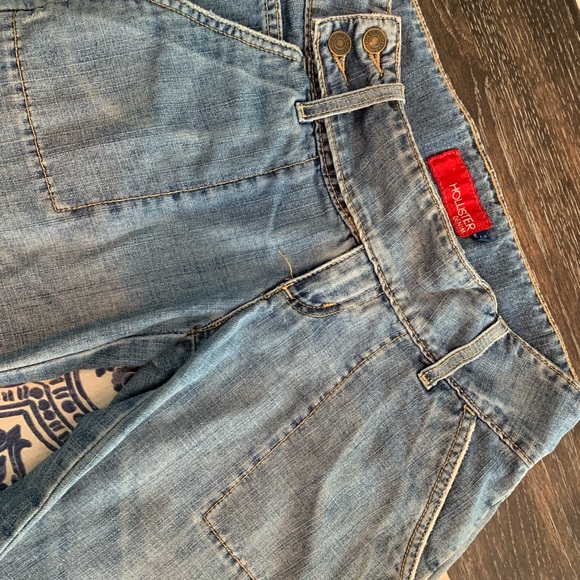 Hollister Denim Crop Jeans - Picture 2 of 5